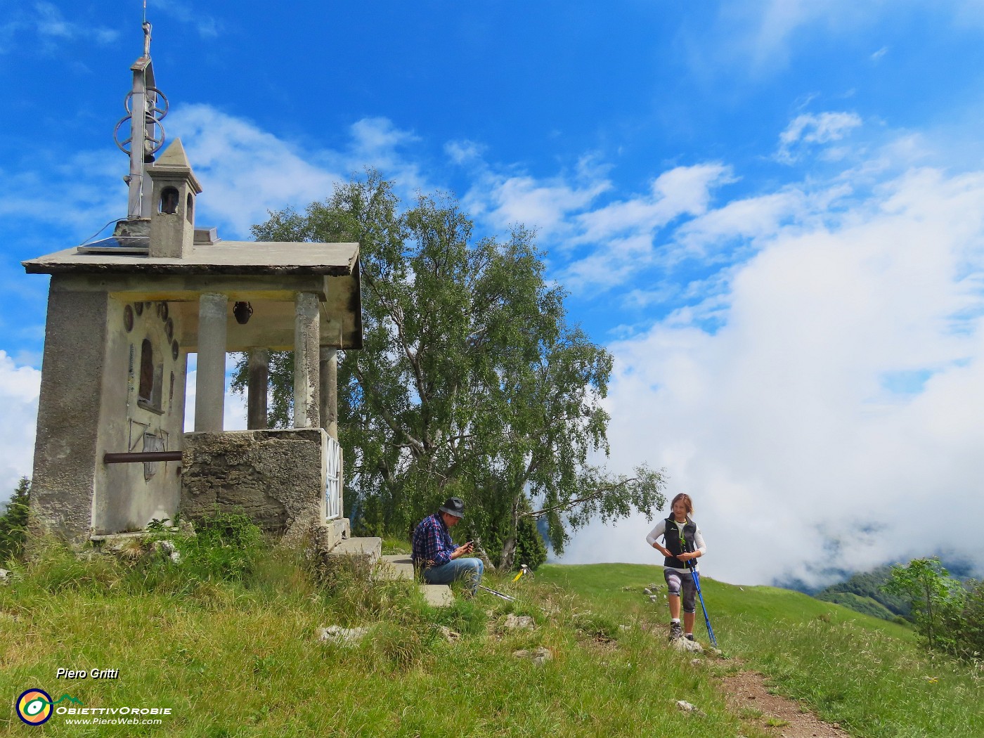 36 E siamo in vetta al Poieto (1360 m) con la Madonna della neve.JPG